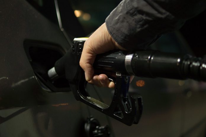 Benzina şi motorina se vor scumpi la pompă cu 6 bani pe litru începând de vineri, 1 ianuarie 2021, ora 0:00, ca urmare a majorărilorBenzina şi motorina se vor scumpi la pompă cu 6 bani pe litru începând de vineri, 1 ianuarie 2021, ora 0:00, ca urmare a majorărilor Reducerea accizelor la carburanți Monitorul preţurilor pentru carburanţi prețul benzinei Monitorul Preţurilor Carburanţilor