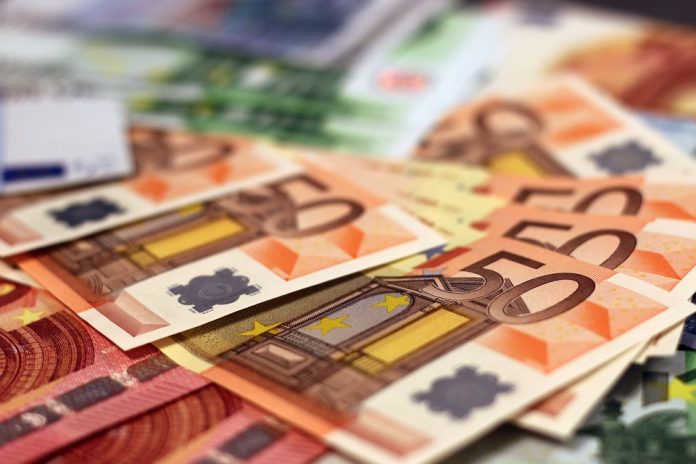 Euro a ajuns la un pas de 4,9 lei, după ce moneda națională s-a depreciat în trend cu restul monedelor din regiune Leul s-a depreciat Băncile din România au creditat românii euro depreciere record Prima casă pentru săraci Analiştii financiari estimează o depreciere a monedei naţionale în raport cu euro în următoarele 12 luni, până la 4,8358 lei/euro Indicele ROBOR la 3 luni Moneda europeană cotație Introducerea unor taxe speciale asupra băncilor sau instituţiilor financiare trebuie precedată de o evaluare cuprinzătoare a impactului, avertizează Banca Centrală Europeană (BCE). avizul CES noul robor Aplicarea OUG 114/2018 dobanda anuala efectiva trecerea la euro credit forțat de 1000 de euro
