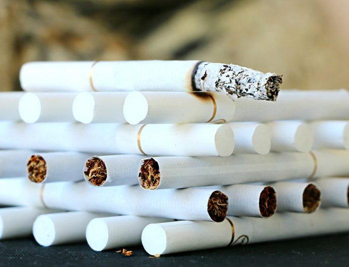 reţelele de crimă organizată contrabanda cu țigarete legea anti-tutun Peste 4 milioane de români sunt afectați de legea anti-fumat, sunt de părere reprezentanții Coaliției pentru Libertatea Comețului și a Comunicării (CLCC).  Industriașii tutunului sar la gâtul USR Piața neagră a țigaretelor a scăzut în martie 2019 Restricții în domeniul tutunului Piața neagră a țigaretelor Piața neagră a țigaretelor Poliţiştii de frontieră au confiscat