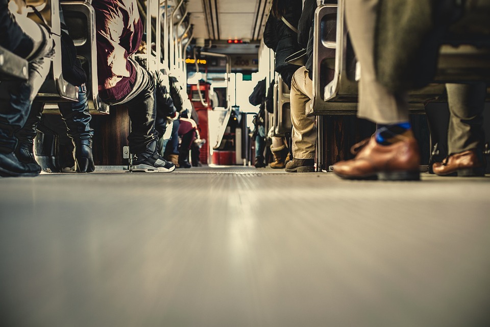 un călător a căzut din autobuz