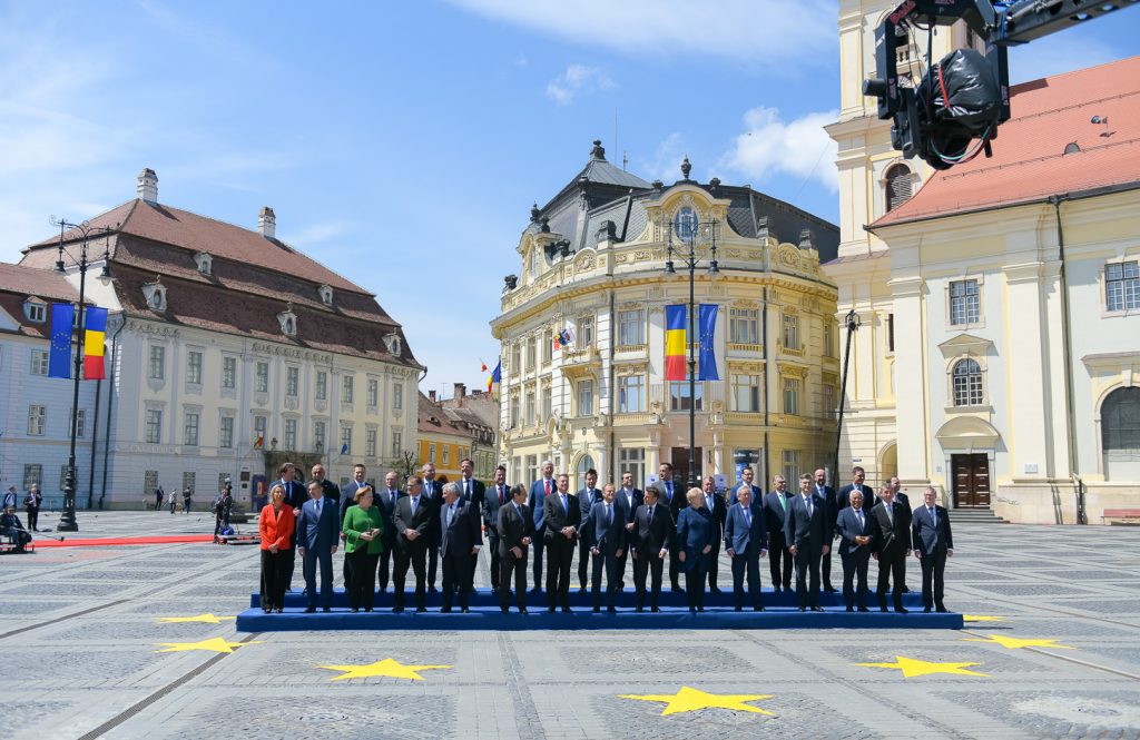 Liderii europeni au semnat Declarația de la Sibiu, prin care se angajează să apere Europa și cetățenii săi și să rămână uniți. 